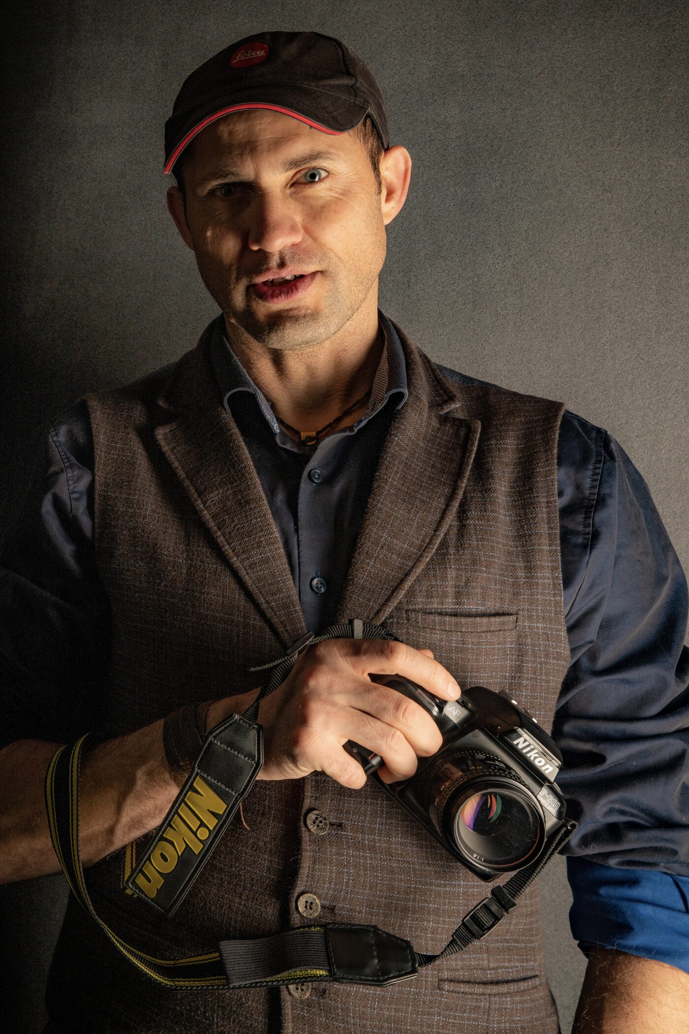 Galip Ölmez, Fotograf in Berlin-Lichtenberg, mit analoger Nikon-Kamera im Studio Foto for Life